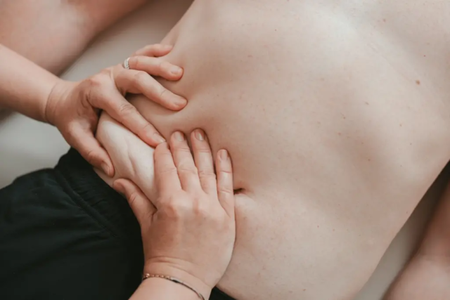 Massage rund um eine Narbe am Bauch